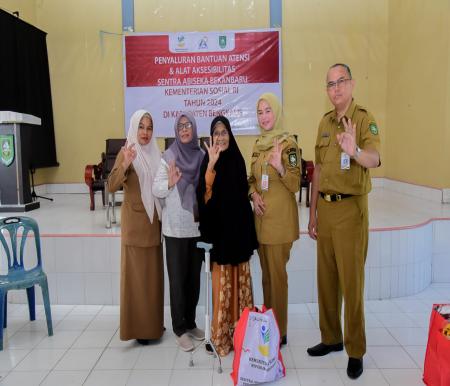 menerima bantuan dari Kementerian Sosial RI berupa bantuan atensi dan alat aksesibilitas Sentra Abiseka Pekanbaru (foto/zulkarnain)